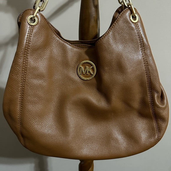 Michael Kors tan shoulder bag and matching wristlet - Picture 2 of 13